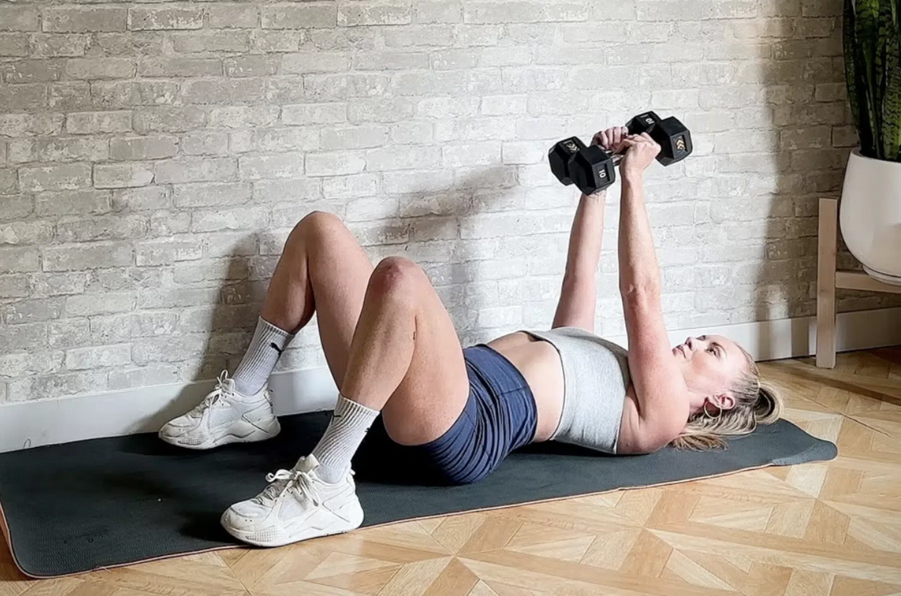 Clayton doet Closed-Grip Chest Press to Skull Crusher